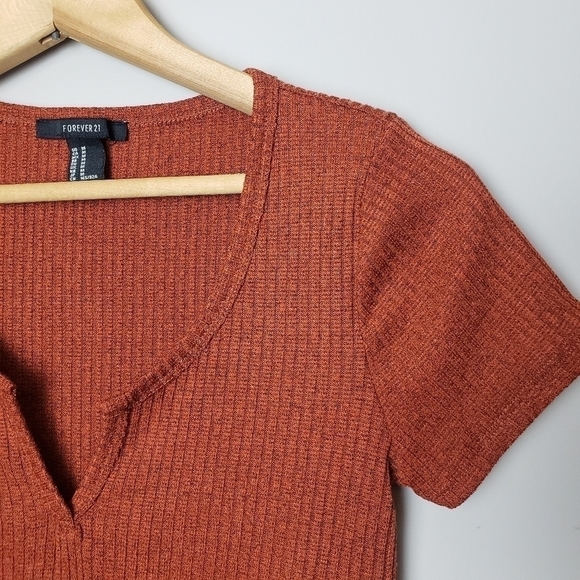 FOREVER 21 Cropped Short-sleeved Top - Picture 2 of 7